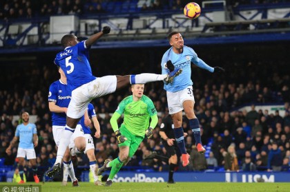  德布劳内任意球制胜助曼城登顶  