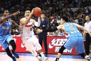  亚特兰大边锋突破犀利，真蓝黑翼锋单骑闯关得分  