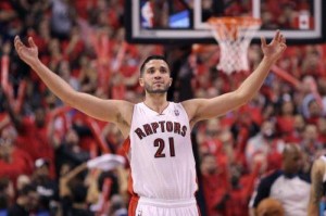  斯科蒂-巴恩斯30+10猛龙屠狼  