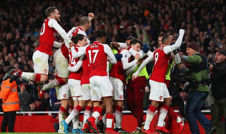  尼姆主场球迷助威声浪，激励球队逆转取胜